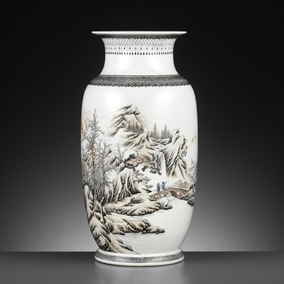 Lot 968 - A GRISAILLE-DECORATED ‘WINTER LANDSCAPE’ LANTERN VASE, REPUBLIC PERIOD