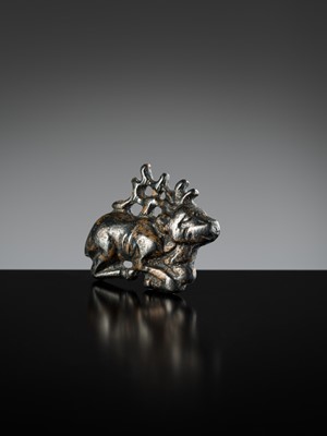 Lot 324 - AN ORDOS BRONZE ‘STAG’ PLAQUE, EASTERN ZHOU TO EARLY WESTERN HAN DYNASTY