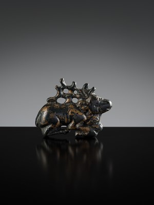 Lot 324 - AN ORDOS BRONZE ‘STAG’ PLAQUE, EASTERN ZHOU TO EARLY WESTERN HAN DYNASTY