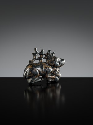 Lot 324 - AN ORDOS BRONZE ‘STAG’ PLAQUE, EASTERN ZHOU TO EARLY WESTERN HAN DYNASTY