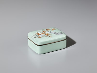 Lot 211 - A FINE CLOISONNÉ BOX AND COVER WITH CHERRY BLOSSOMS, ATTRIBUTED TO ANDO JUBEI