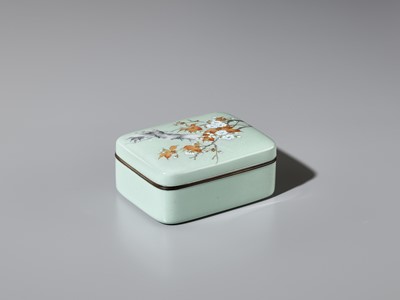 Lot 211 - A FINE CLOISONNÉ BOX AND COVER WITH CHERRY BLOSSOMS, ATTRIBUTED TO ANDO JUBEI