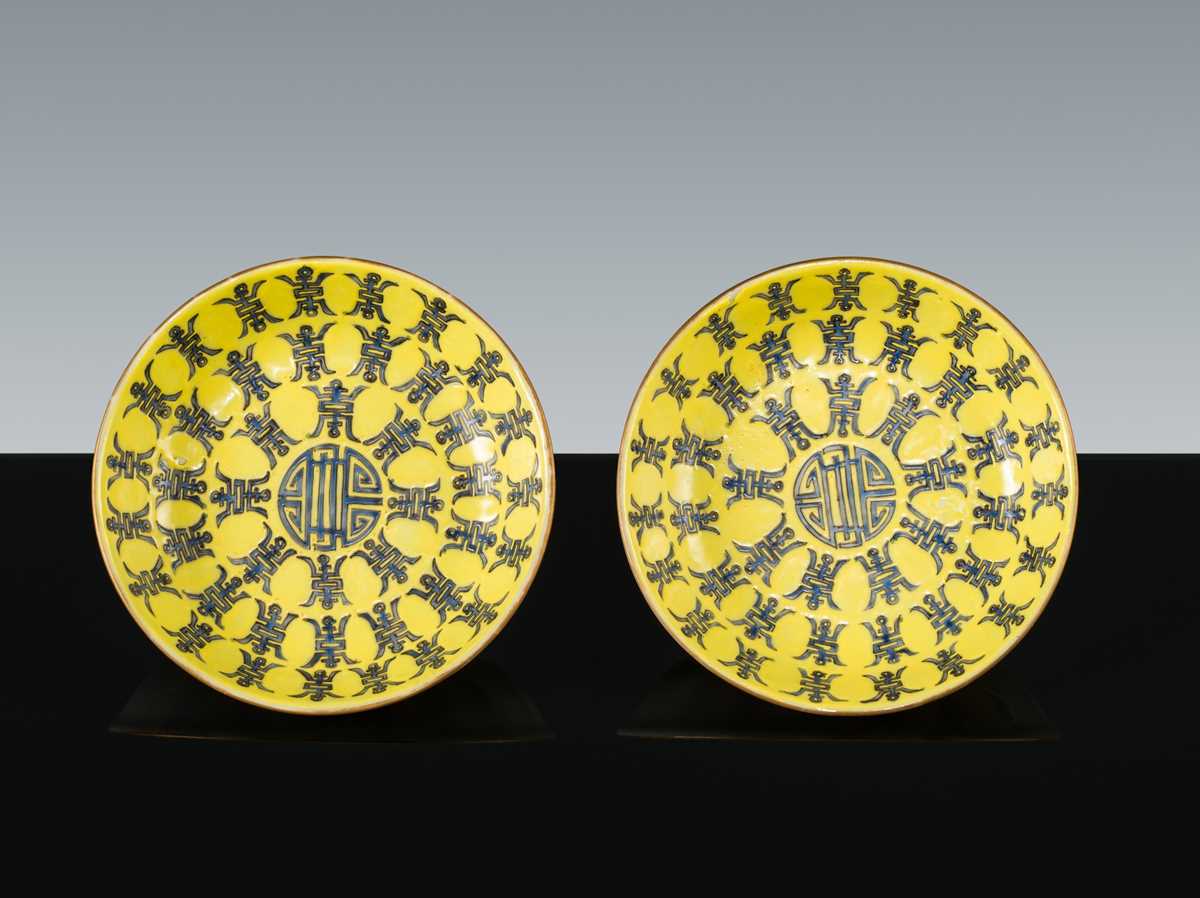 Lot 555 - A PAIR OF YELLOW-GROUND BLUE-ENAMELED ‘LONGEVITY’ DISHES, TONGZHI MARK AND PERIOD