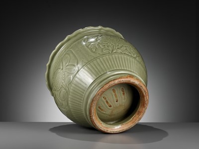 Lot 475 - A LARGE CARVED LONGQUAN CELADON JARDINIÈRE, EARLY MING DYNASTY