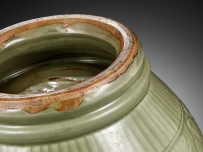 Lot 475 - A LARGE CARVED LONGQUAN CELADON JARDINIÈRE, EARLY MING DYNASTY