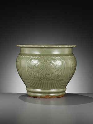 Lot 475 - A LARGE CARVED LONGQUAN CELADON JARDINIÈRE, EARLY MING DYNASTY