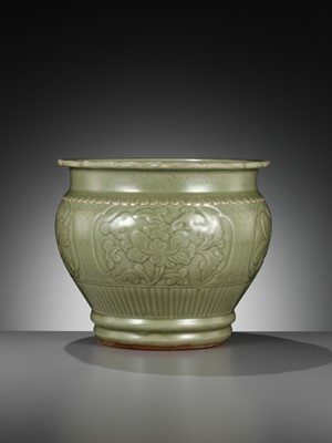 Lot 475 - A LARGE CARVED LONGQUAN CELADON JARDINIÈRE, EARLY MING DYNASTY