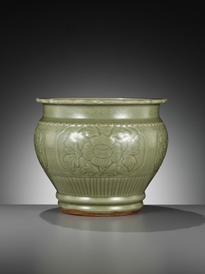 Lot 475 - A LARGE CARVED LONGQUAN CELADON JARDINIÈRE, EARLY MING DYNASTY