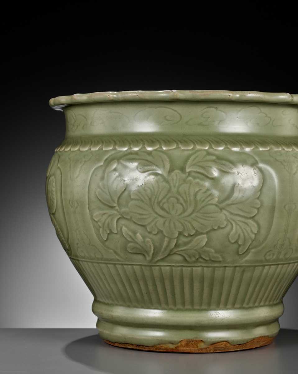 Lot 475 - A LARGE CARVED LONGQUAN CELADON JARDINIÈRE, EARLY MING DYNASTY