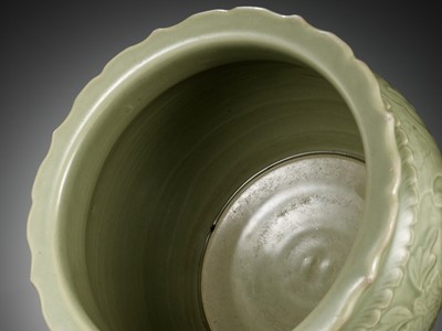 Lot 475 - A LARGE CARVED LONGQUAN CELADON JARDINIÈRE, EARLY MING DYNASTY