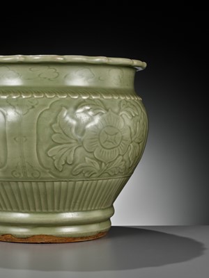 Lot 475 - A LARGE CARVED LONGQUAN CELADON JARDINIÈRE, EARLY MING DYNASTY