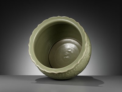 Lot 475 - A LARGE CARVED LONGQUAN CELADON JARDINIÈRE, EARLY MING DYNASTY