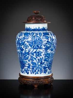 Lot 486 - A LARGE BLUE AND WHITE ‘LOTUS’ JAR, TRANSITIONAL PERIOD