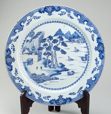 A BLUE AND WHITE PORCELAIN CHARGER, QING DYNASTY