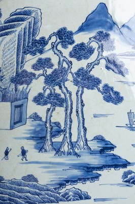 A BLUE AND WHITE PORCELAIN CHARGER, QING DYNASTY