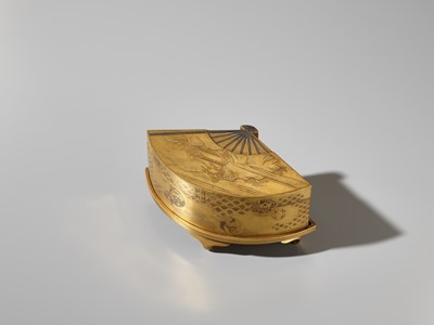 Lot 9 - A SUPERB GOLD LACQUER FAN-SHAPED BOX AND COVER WITH INTERIOR TRAY AND STAND