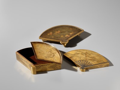 Lot 9 - A SUPERB GOLD LACQUER FAN-SHAPED BOX AND COVER WITH INTERIOR TRAY AND STAND
