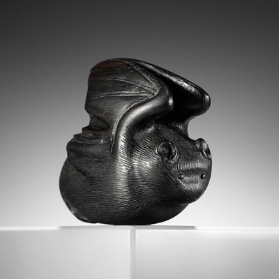 Lot 317 - A RARE EBONY WOOD NETSUKE OF A BAT