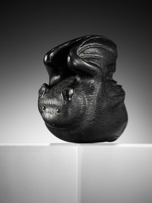 Lot 317 - A RARE EBONY WOOD NETSUKE OF A BAT