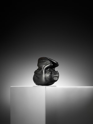 Lot 317 - A RARE EBONY WOOD NETSUKE OF A BAT