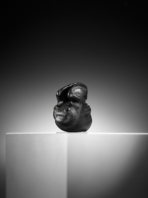Lot 317 - A RARE EBONY WOOD NETSUKE OF A BAT