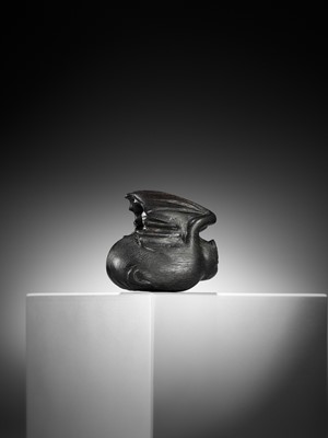 Lot 317 - A RARE EBONY WOOD NETSUKE OF A BAT