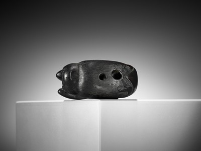 Lot 317 - A RARE EBONY WOOD NETSUKE OF A BAT