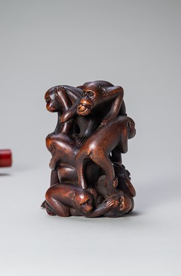 Lot 260 - A FINE WOOD OKIMONO DEPICTING A PILE OF MONKEYS