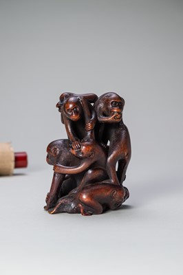 Lot 260 - A FINE WOOD OKIMONO DEPICTING A PILE OF MONKEYS