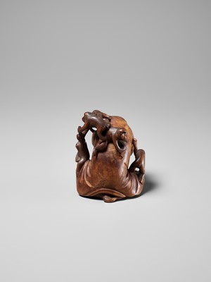 Lot 258 - KOGETSU: A WOOD OKIMONO OF A ROBED MONKEY WITH SEVERAL YOUNG