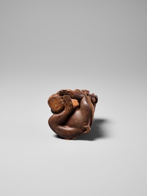 Lot 258 - KOGETSU: A WOOD OKIMONO OF A ROBED MONKEY WITH SEVERAL YOUNG