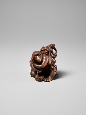 Lot 258 - KOGETSU: A WOOD OKIMONO OF A ROBED MONKEY WITH SEVERAL YOUNG