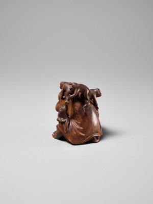 Lot 258 - KOGETSU: A WOOD OKIMONO OF A ROBED MONKEY WITH SEVERAL YOUNG