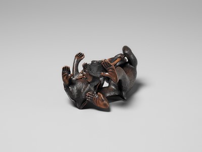 Lot 257 - AN AMUSING WOOD OKIMONO OF TWO MONKEYS WITH A WASP’S NEST, ATTRIBUTED TO HOKYUDO ITSUMIN