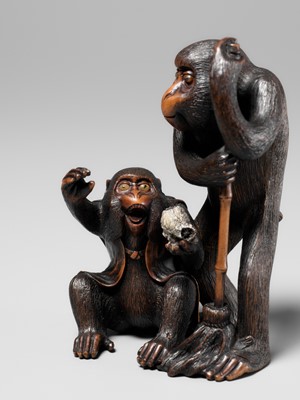 Lot 257 - AN AMUSING WOOD OKIMONO OF TWO MONKEYS WITH A WASP’S NEST, ATTRIBUTED TO HOKYUDO ITSUMIN