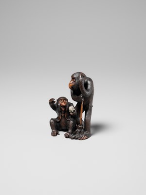 Lot 257 - AN AMUSING WOOD OKIMONO OF TWO MONKEYS WITH A WASP’S NEST, ATTRIBUTED TO HOKYUDO ITSUMIN