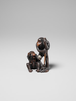 Lot 257 - AN AMUSING WOOD OKIMONO OF TWO MONKEYS WITH A WASP’S NEST, ATTRIBUTED TO HOKYUDO ITSUMIN