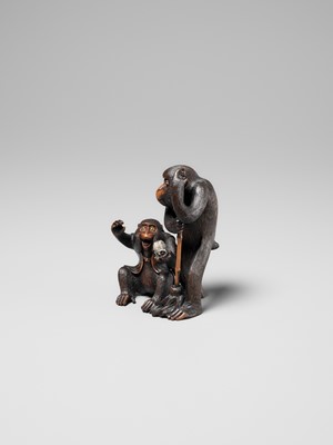 Lot 257 - AN AMUSING WOOD OKIMONO OF TWO MONKEYS WITH A WASP’S NEST, ATTRIBUTED TO HOKYUDO ITSUMIN