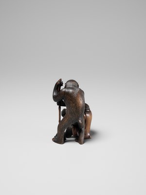 Lot 257 - AN AMUSING WOOD OKIMONO OF TWO MONKEYS WITH A WASP’S NEST, ATTRIBUTED TO HOKYUDO ITSUMIN