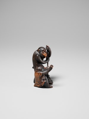 Lot 257 - AN AMUSING WOOD OKIMONO OF TWO MONKEYS WITH A WASP’S NEST, ATTRIBUTED TO HOKYUDO ITSUMIN