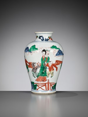 Lot 91 - A WUCAI ‘LADY WITH BOYS’ VASE, MEIPING, 17TH CENTURY