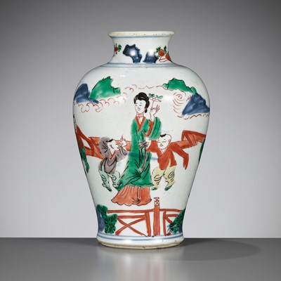 Lot 176 - A WUCAI ‘LADY WITH BOYS’ VASE, MEIPING, 17TH CENTURY