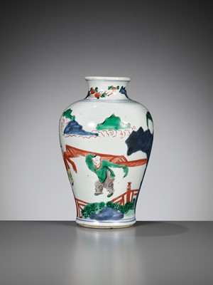 Lot 91 - A WUCAI ‘LADY WITH BOYS’ VASE, MEIPING, 17TH CENTURY