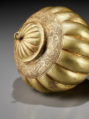 Lot 159 - A RARE GOLD REPOUSSÉ MELON-FORM JAR AND COVER, TANG DYNASTY