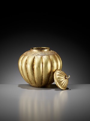 Lot 159 - A RARE GOLD REPOUSSÉ MELON-FORM JAR AND COVER, TANG DYNASTY