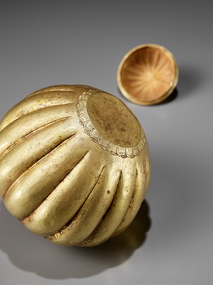 Lot 159 - A RARE GOLD REPOUSSÉ MELON-FORM JAR AND COVER, TANG DYNASTY