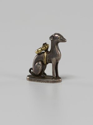 A RARE MINIATURE SILVER AND GOLD SEAL DEPICTING A EUROPEAN HOUND