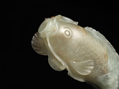 Lot 43 - A CELADON AND RUSSET JADE ‘DOUBLE FISH’ SNUFF BOTTLE, CHINA, 1680-1750