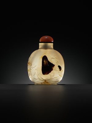 Lot 50 - A CAMEO AGATE ‘HUANG CHENGYAN’ SNUFF BOTTLE, ATTRIBUTED TO THE CAMEO INK-PLAY MASTER, OFFICIAL SCHOOL, POSSIBLY IMPERIAL