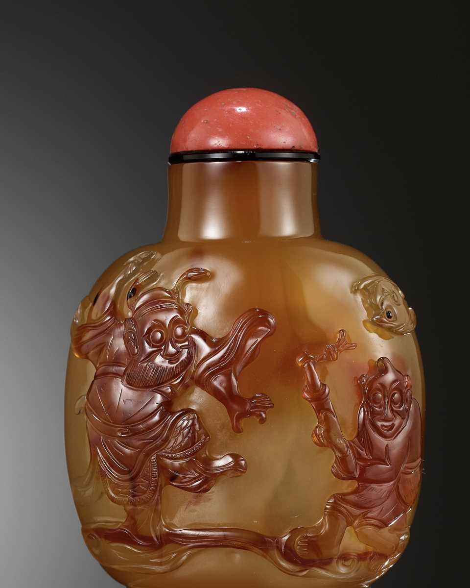 Lot 49 - A CAMEO AGATE ‘ZHONG KUI’ SNUFF BOTTLE, OFFICIAL SCHOOL, CHINA, 1770-1840